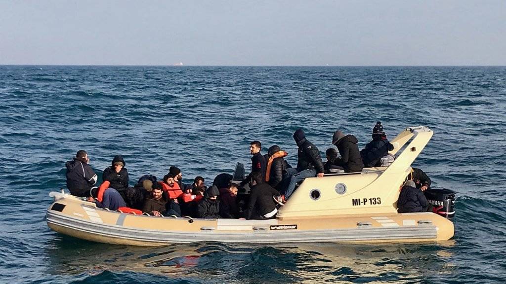 اتفاف بين فرنسا وبريطانيا للحد من عبور المهاجرين المانش