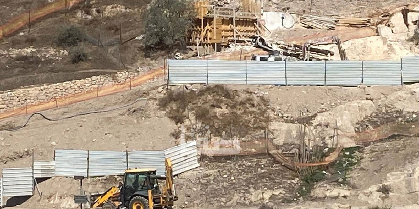 الاحتلال بدأ ببناء أطول جسر «تهويدي» جنوبي الأقصى
ومُستوطنون يقتحمون باحاته... ودعوات فلسطينيّة للاستمرار في الحشد