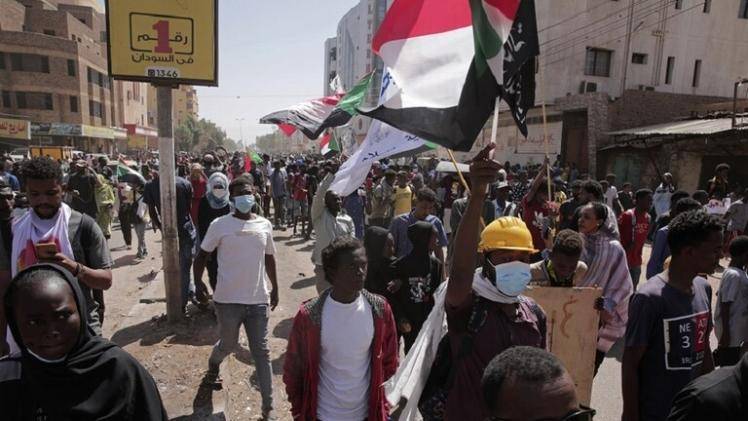 آلاف السودانيين يتظاهرون ضد "التدخل الأجنبي"