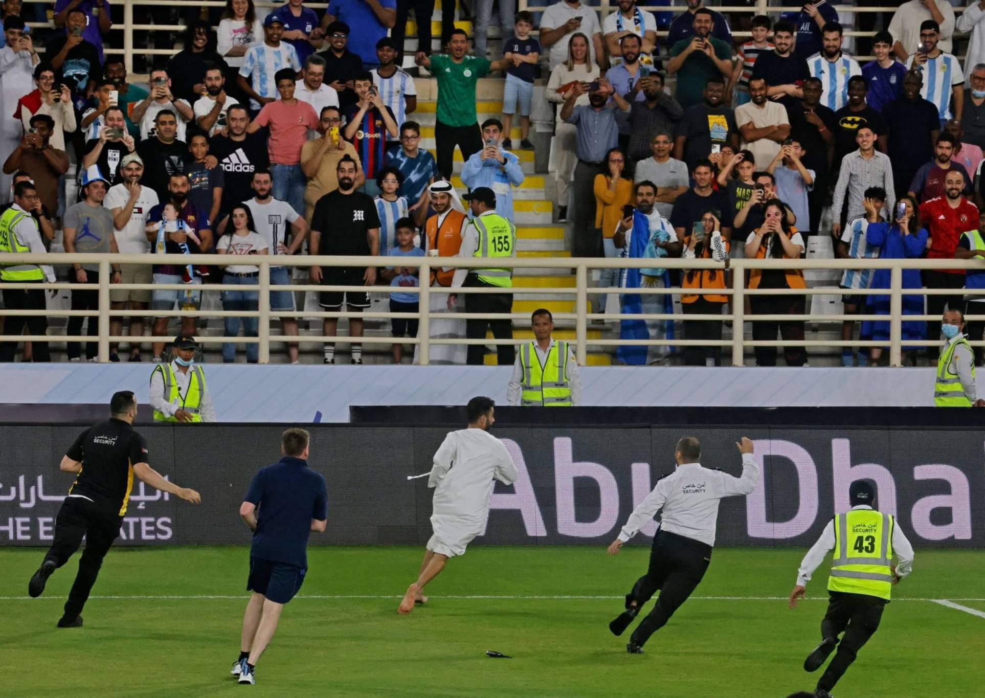 بالصور- مشجع يقتحم ملعب تدريبات الأرجنتين في أبوظبي.. والسبب؟