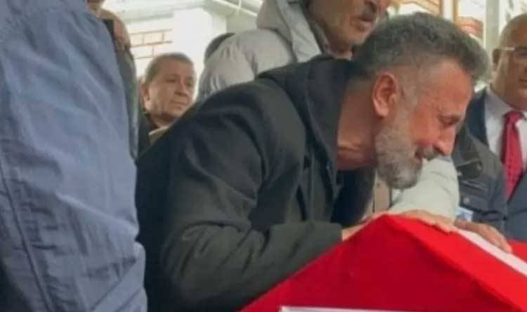 قتلت مع والدتها في إنفجار إسطنبول... نجم مسلسل “قيامة أرطغرل” ينهار بجنازة إبنته