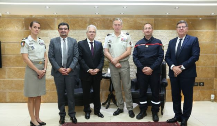 خطار جال ووفدا فرنسيا في مركز التدريب
على اطفاء الحرائق في الأماكن المغلقة