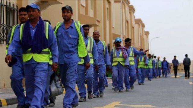كيف ردّت قطر على اتهامها بسجن عمال أو ترحيلهم دون تفسير؟