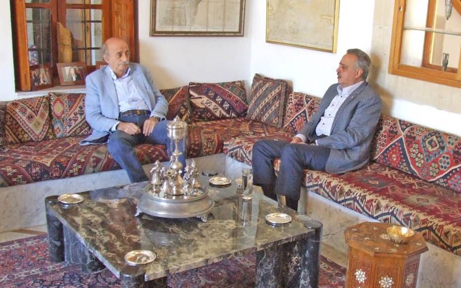 ارسلان يلتزم الصمت وينأى بنفسه عن التعيينات
جنبلاط يسعى للتمديد لرئيس اركان الجيش وتسمية قائد الشرطة القضائيّة