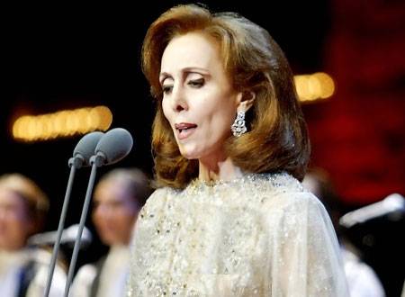 بالفيديو.. ابتسامة خجولة من فيروز وهي تضيء شمعتها الـ87
