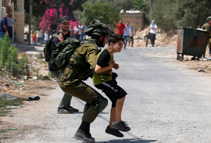 قوات الاحتلال تعتقل 22 فلسطينيا من أنحاء متفرقة في الضفة الغربية والقدس