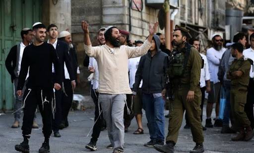 مئات المستوطنين يعتدون على ممتلكات فلسطينية في الخليل