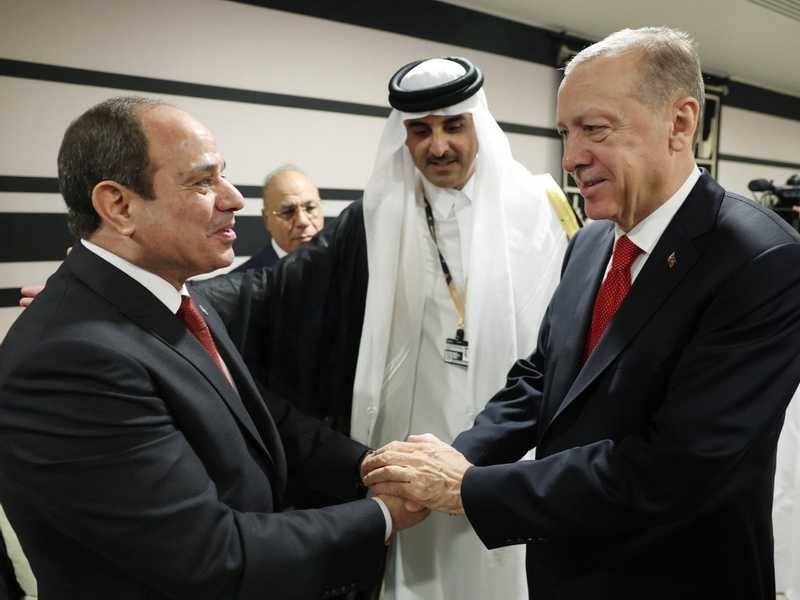 السيسي وأردوغان يتصافحان على هامش افتتاح مونديال قطر