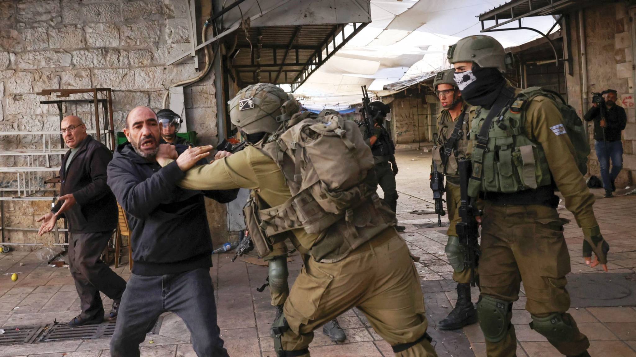 شهيد فلسطيني في اشتباكات عنيفة بجنين
حملة اعتداءات على أطفال...وهدم منازل