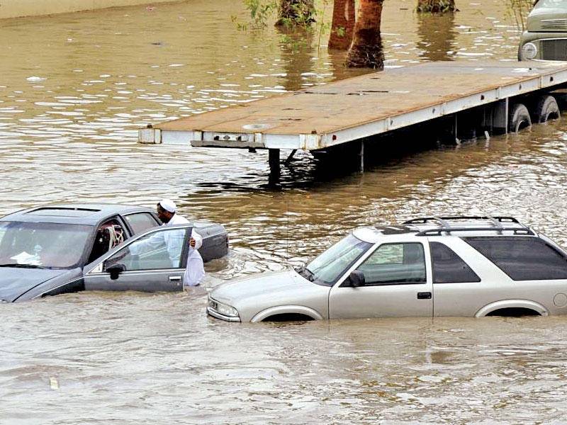 بالفيديو- طرقات جدة تغرق.. سيول جارفة واحتجاز سيارات