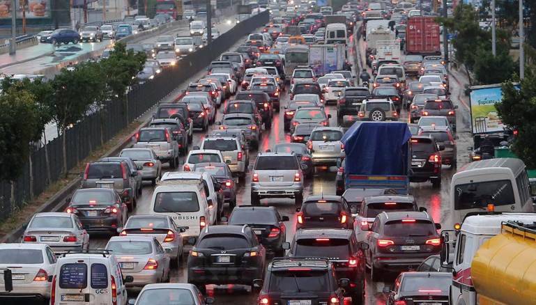 الأمطار والسيول تتسبب بزحمة سير خانقة على الأوتوستراد الساحلي من الدامور والناعمة حتى خلدة