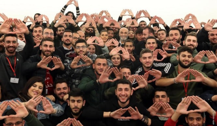 جعجع التقى وفداً من طلاب "الحكمة":
لا مشكلة مع أيّ شخصيّة قادرة على إنقاذ البلاد