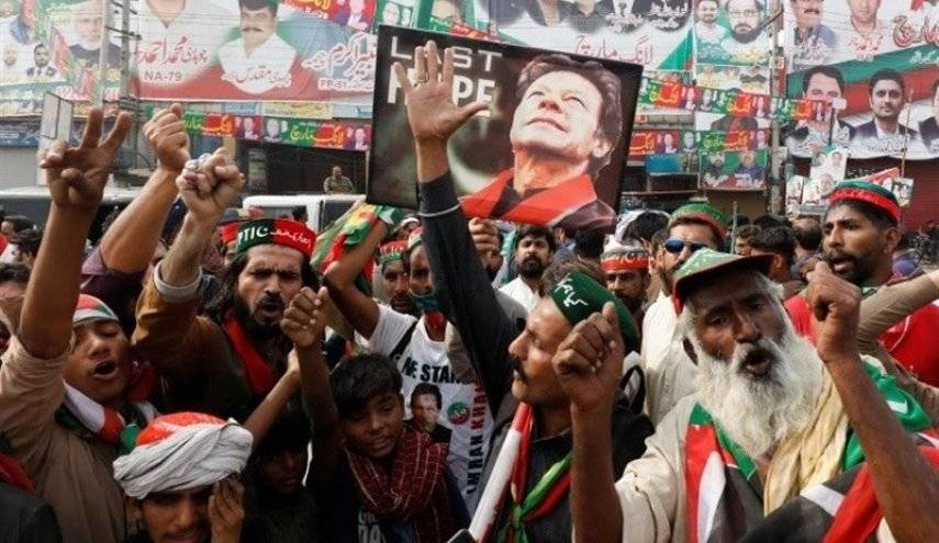 اغلاق مداخل اسلام اباد
عمران خان يشارك في الاحتجاجات