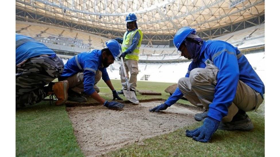 كم عدد العمال الذين لقوا حتفهم في قطر خلال تنفيذ مشاريع مرتبطة بكأس العالم؟