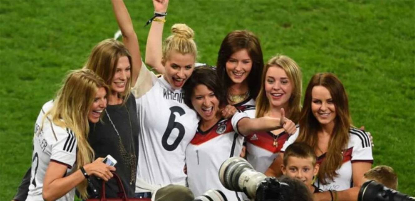 زوجات وصديقات لاعبي منتخب ألمانيا في قطر... اليكم السبب!