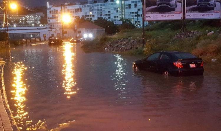 بالفيديو- السيارات تغرق في اوتستراد جونيه ومياه الأمطار تجرفها