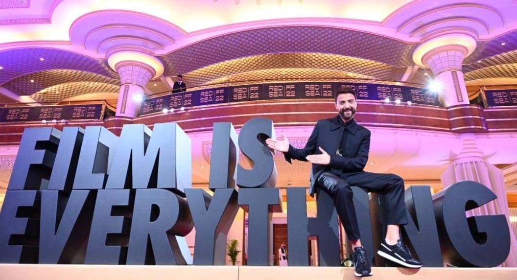 كيف أطلّ شادي حداد في حفل افتتاح العرض العالمي الأول للفيلم اللبناني "ع مفرق طريق "؟