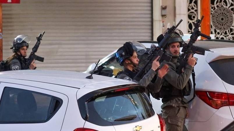 جندي إسرائيلي يُعدم شابا فلسطينيا من المسافة صفر