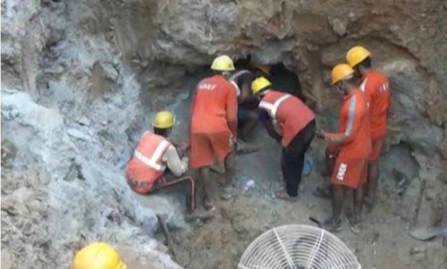 مأساة ريان تتكرر.. طفل هندي يسقط في بئر عميق