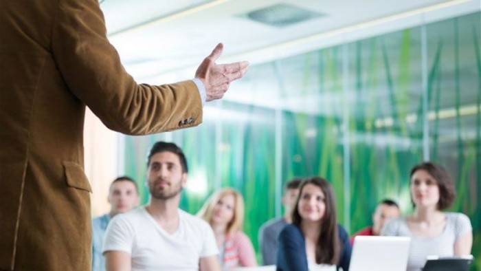 من استاذ جامعي الى ناطور في المبنى الذي يقطن فيه !!!