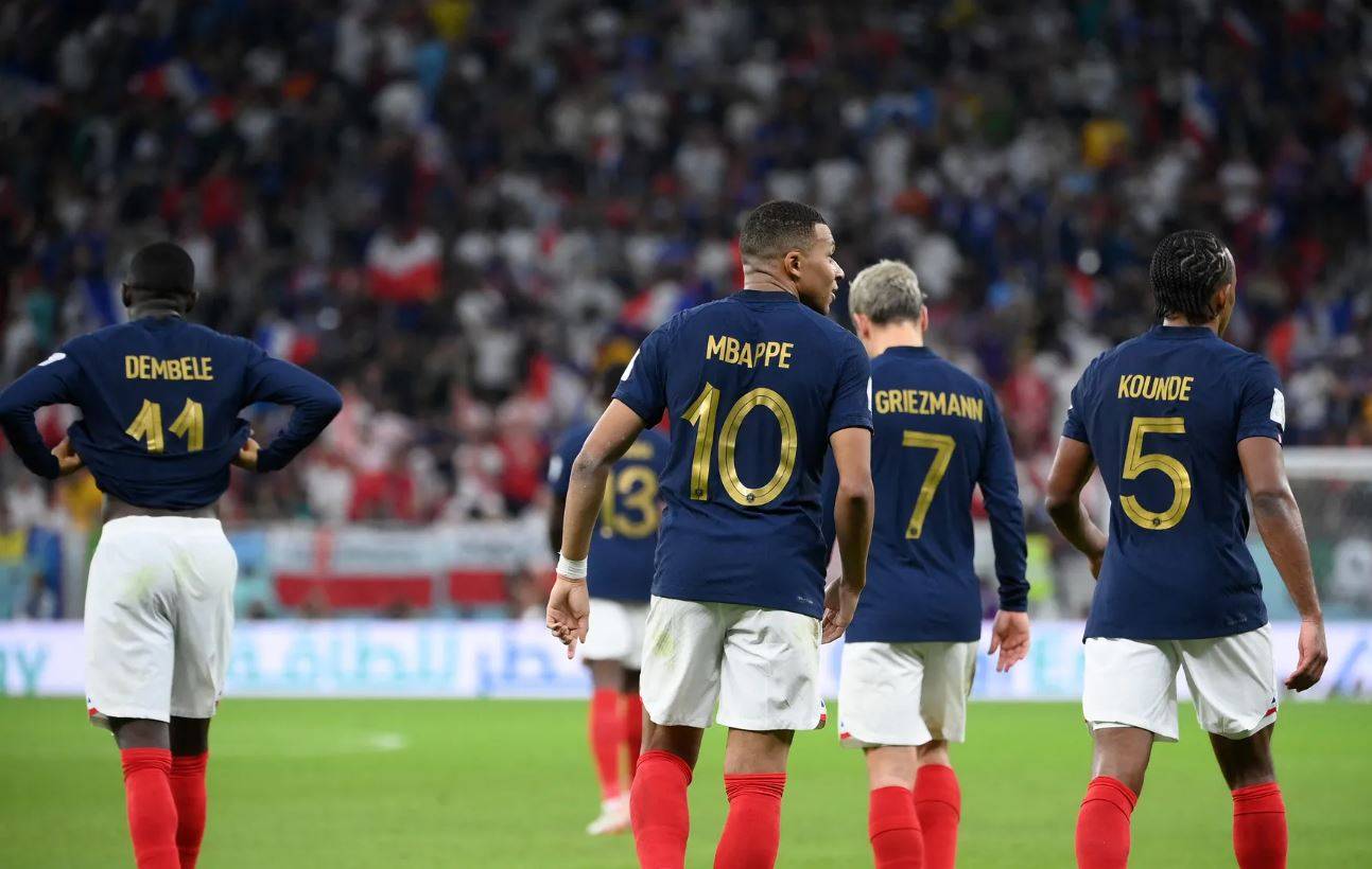 ما هي المكافأة التي حصل عليها لاعبو منتخب فرنسا إثر فوزهم على بولندا؟