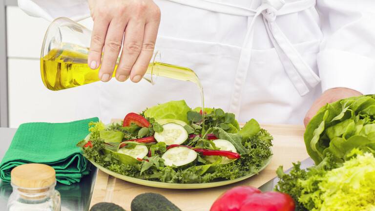 مادة غذائية شائعة في حمية البحر المتوسط تساعد على "منع تلف الخلايا والالتهابات"