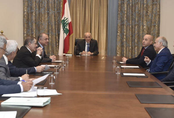 علي زاره مُودّعاً لمناسبة انتهاء مهامه الدبيلوماسيّة

بري تراس اجتماعاً لهيئة مكتب المجلس
وقرار بعدم انعقاد جلسة اليوم
