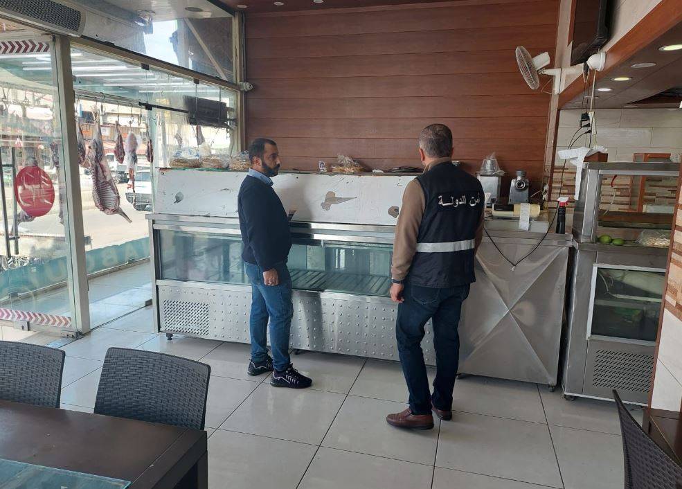 بالصور- ضبط 160 كيلو غراماً من اللحم الفاسد بإحدى الملاحم في صيدا