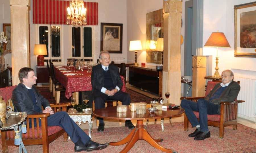 هيل عرض التطوّرات مع جنبلاط
الجميّل: لانتخاب رئيس فوراً
