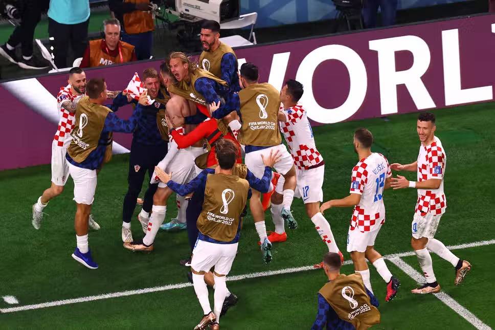 مونديال 2022 في كرة القدم : كرواتيا تطيح بالبرازيل والأرجنتين تتخطى عقبة هولندا
اليوم : المغرب يحمل أمل العرب بمواجهة البرتغال وقمة نارية بين انكلترا وفرنسا