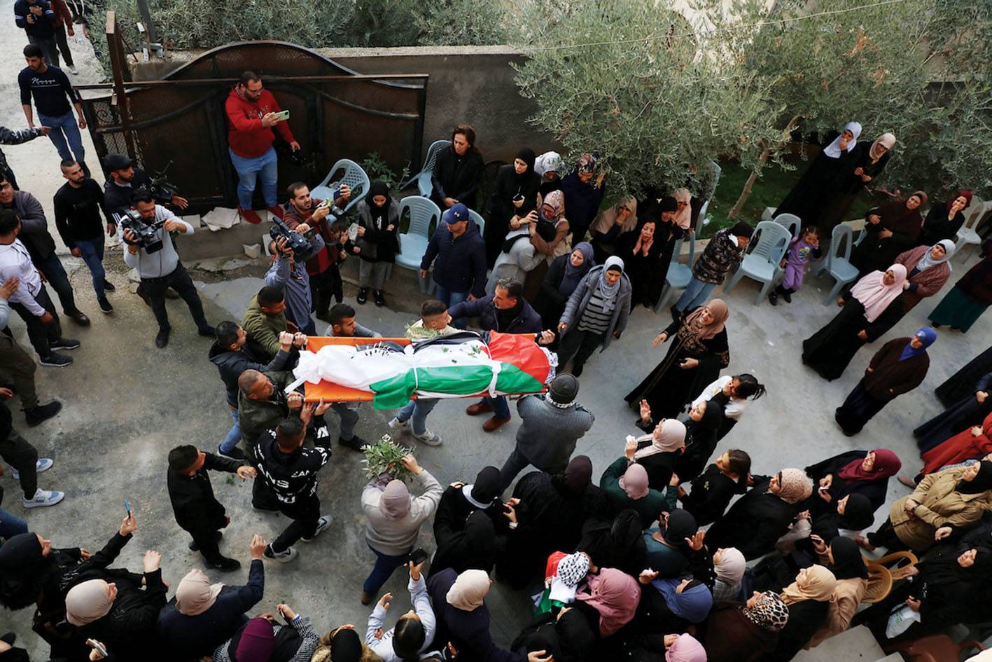 إستشهاد طفلة في جنين... وحملة اعتقالات في الضفة
قوات الإحتلال تقتحم الحرم الإبراهيمي في الخليل