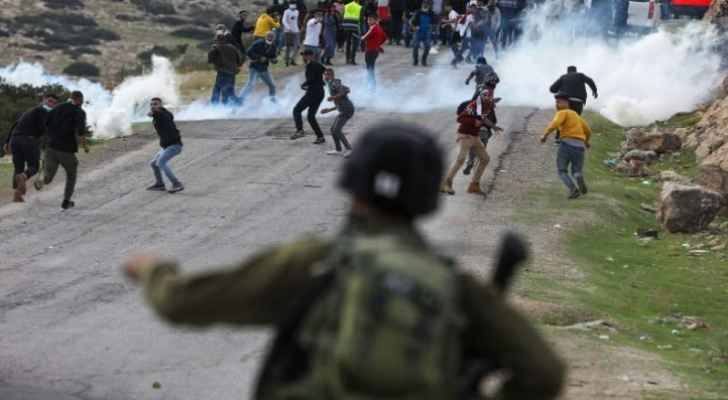 إصابة عشرات الفلسطينيين في مسيرات مناهضة للإستيطان