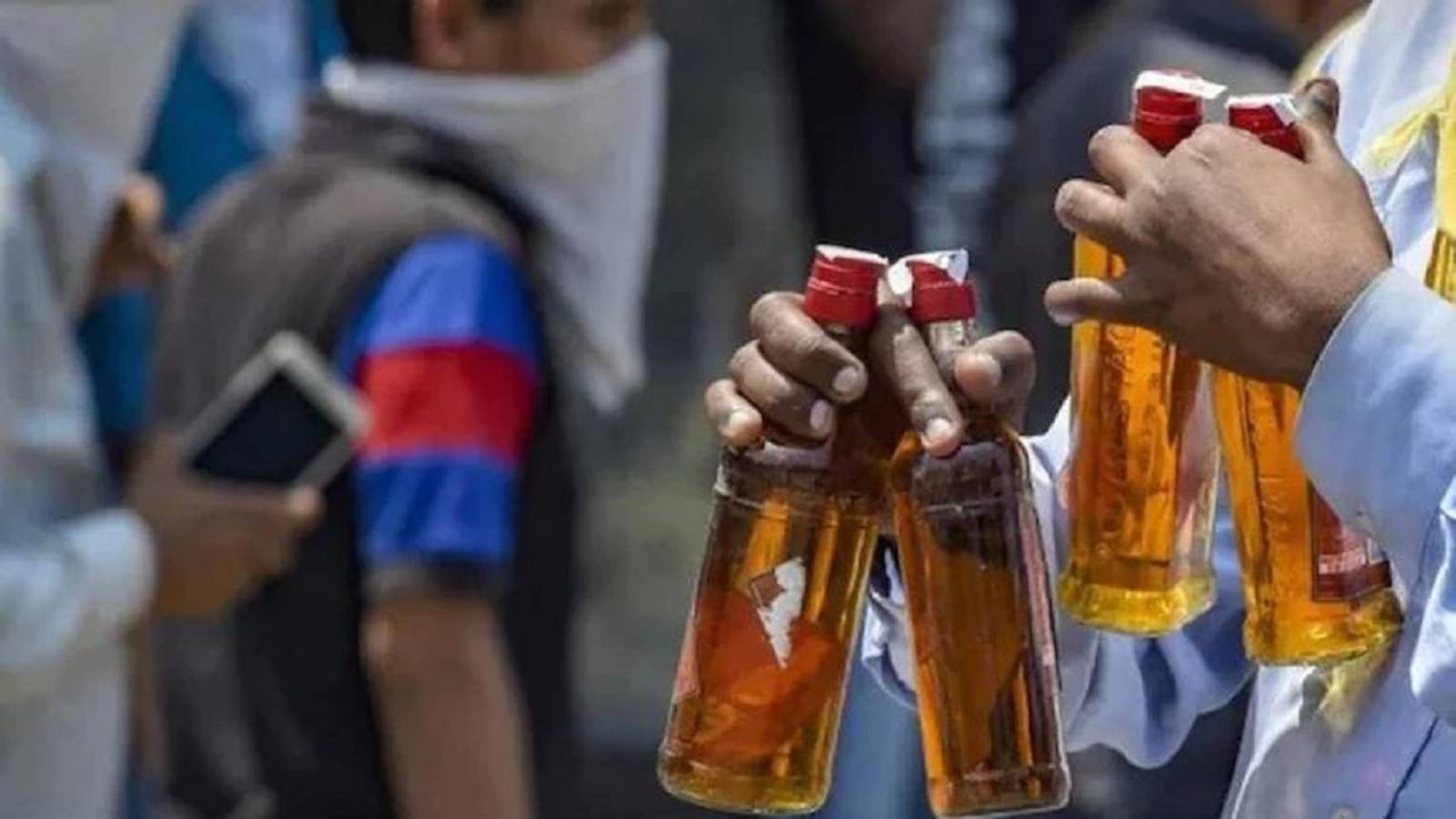 وفاة 31 شخصا في الهند بعد تناولهم خمور مغشوشة