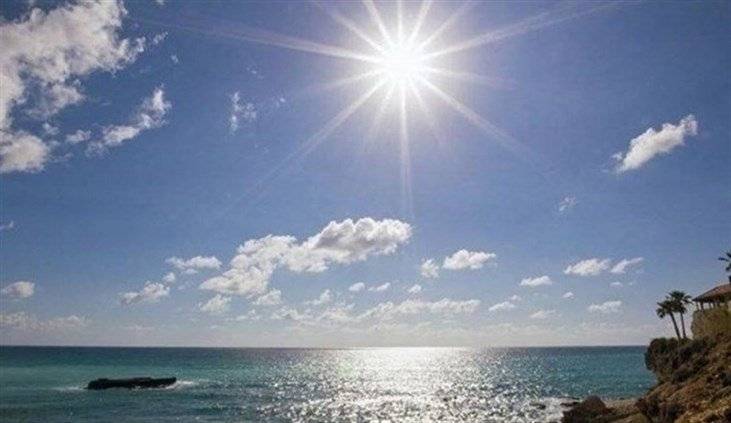 طقس قليل الغيوم دون تعديل في الحرارة