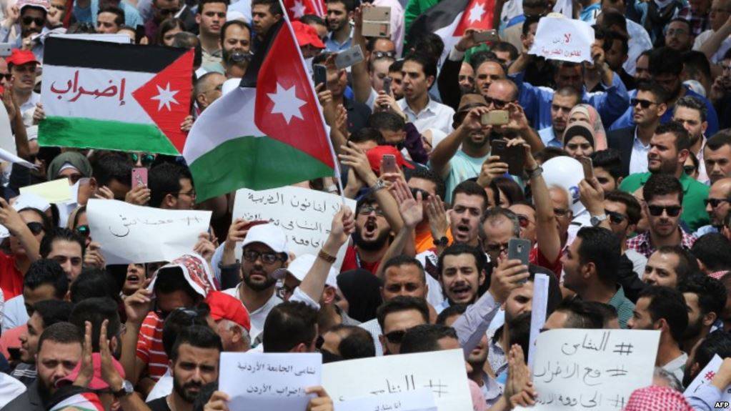 مقتل عميد في الشرطة جراء احتجاجات وأعمال شغب واسعة في الأردن