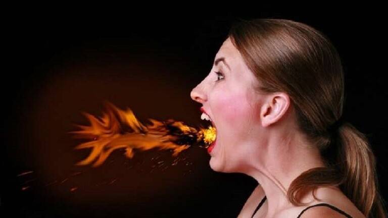 الطبيب الذي يجب مراجعته عند ظهور رائحة الفم الكريهة
