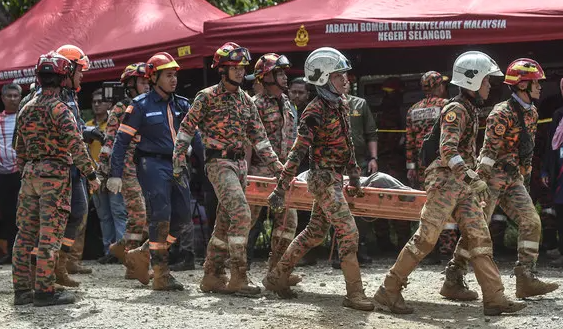 16 قتيلاً و17 مفقوداً جراء انهيار أرضى في مخيم سياحي في ماليزيا