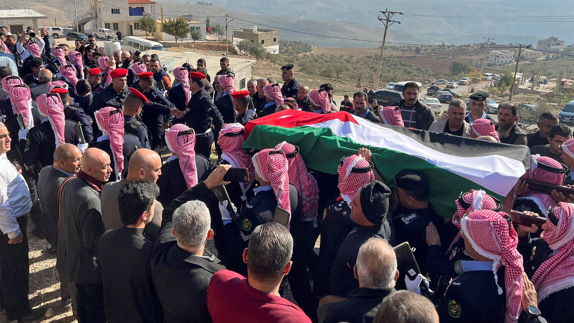 السلطات الأردنية تعتقل العشرات
عبدالله الثاني يحذر من المساس بالأمن