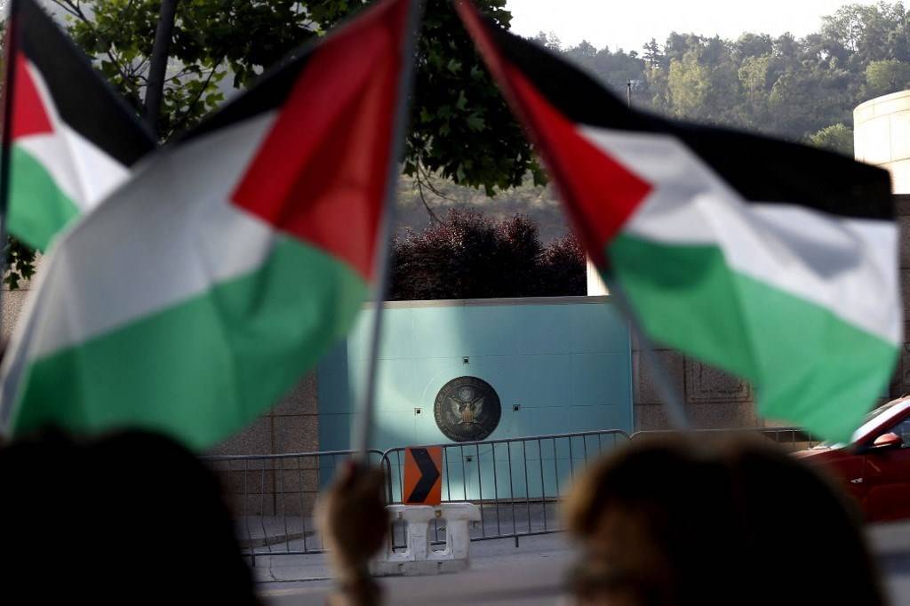 حماس تدعو للرباط في ساحات المسجد الأقصى
بايدن يواصل خطة ترامب لنقل السفارة إلى القدس