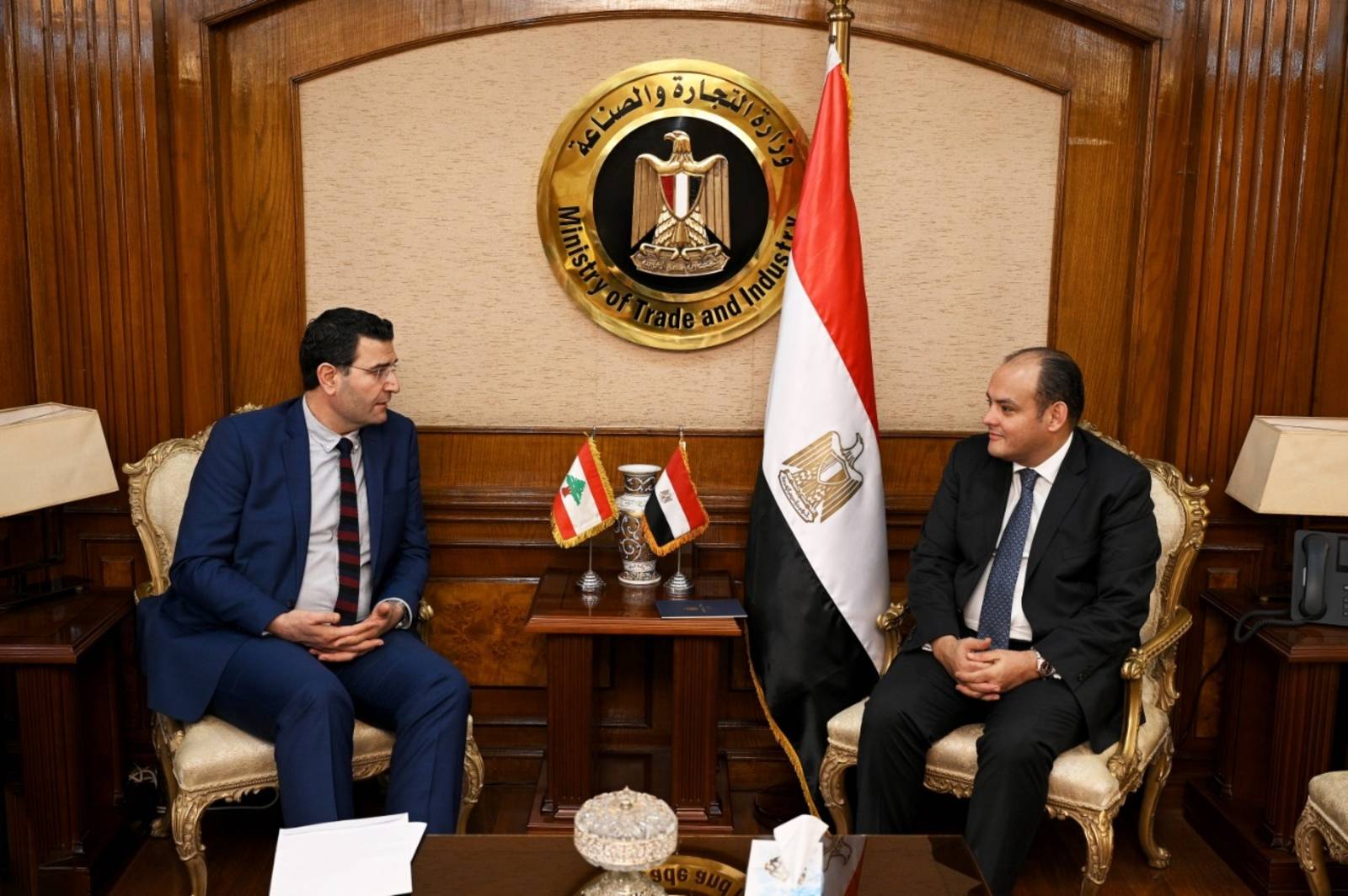 الحاج حسن عرض مع وزير التجارة المصري
تنمية أطر التعاون الاقتصادي المشترك