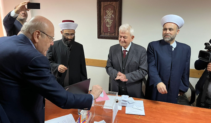 انتخابات مفتييّ المناطق: محمد امام مفتي طرابلس- الشيخ زيد بكار مفتي عكا
علي الغزاوي مفتي زحلة- وفيق حجازي مفتي راشيا- أيمن الرفاعي مفتي بعلبك
الهرمل- وحسن دلي مفتي حاصبيا- مرجعيون