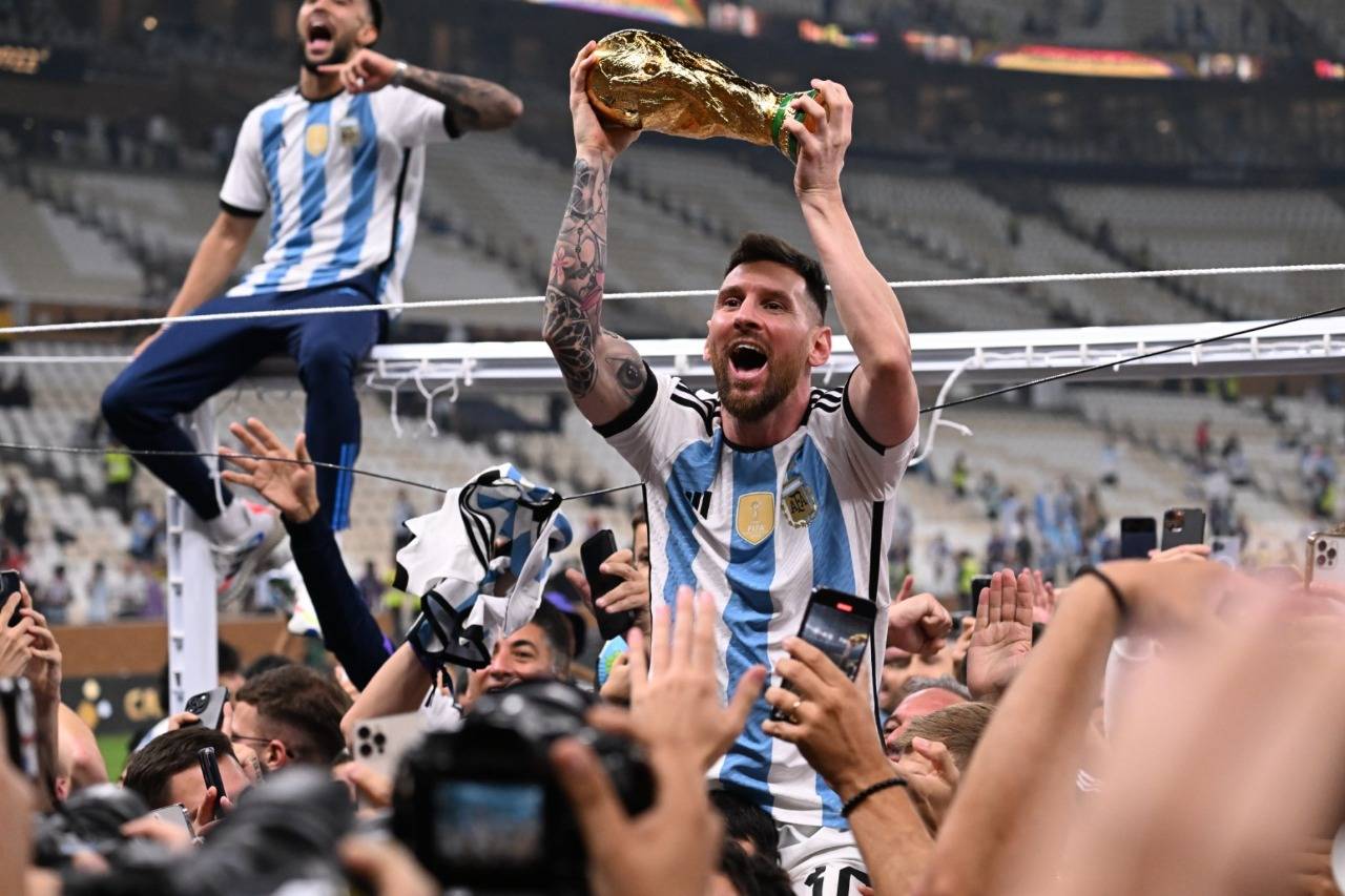 وأخيرا.. الأرجنتيني ليونيل ميسي يتربع على "عرش" أبطال كأس العالم
