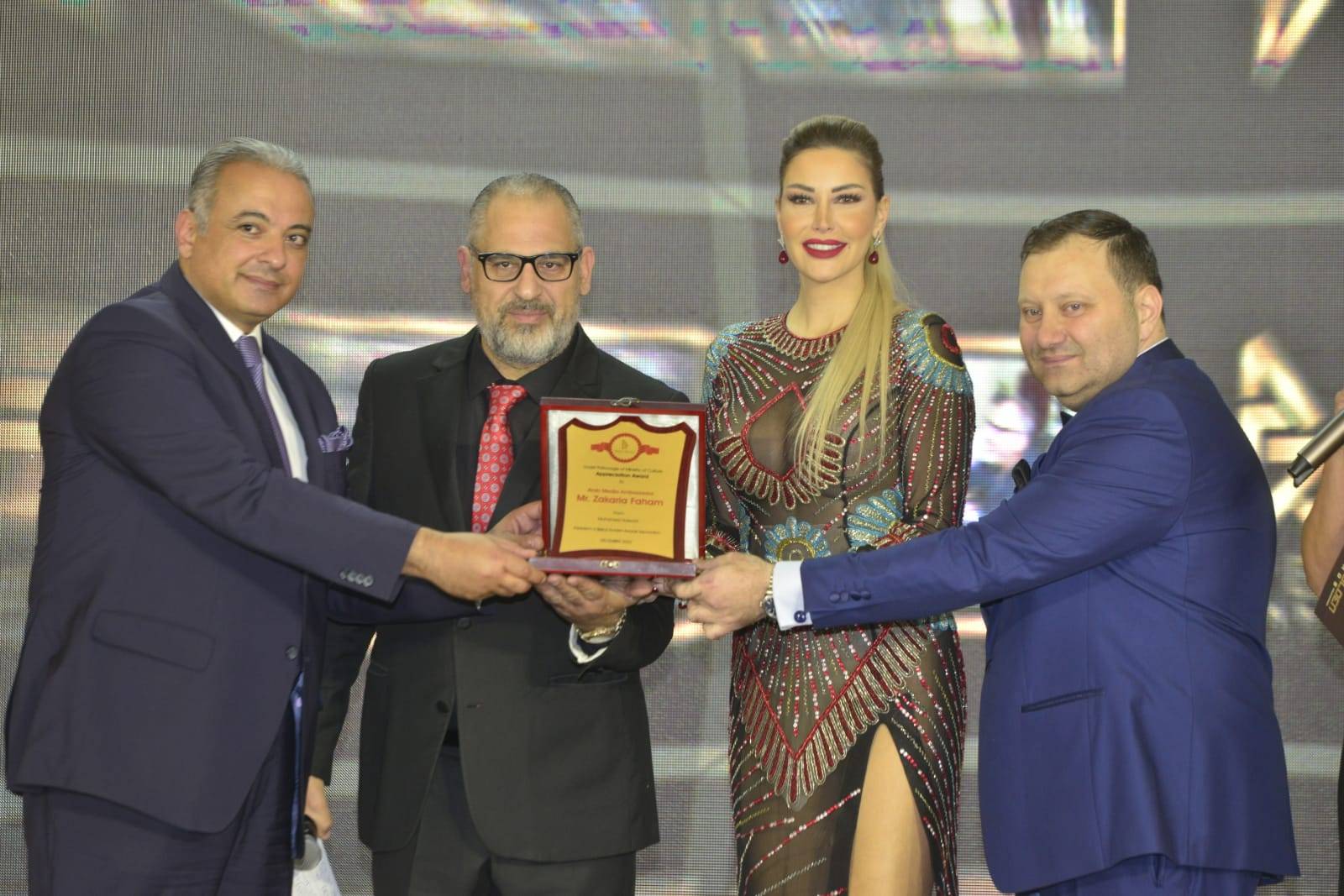 زكريا فحّام مكرّماً من Beirut Golden Award ويسلمه الجائزة وزير الثقافة والفنانة كريستينا صوايا