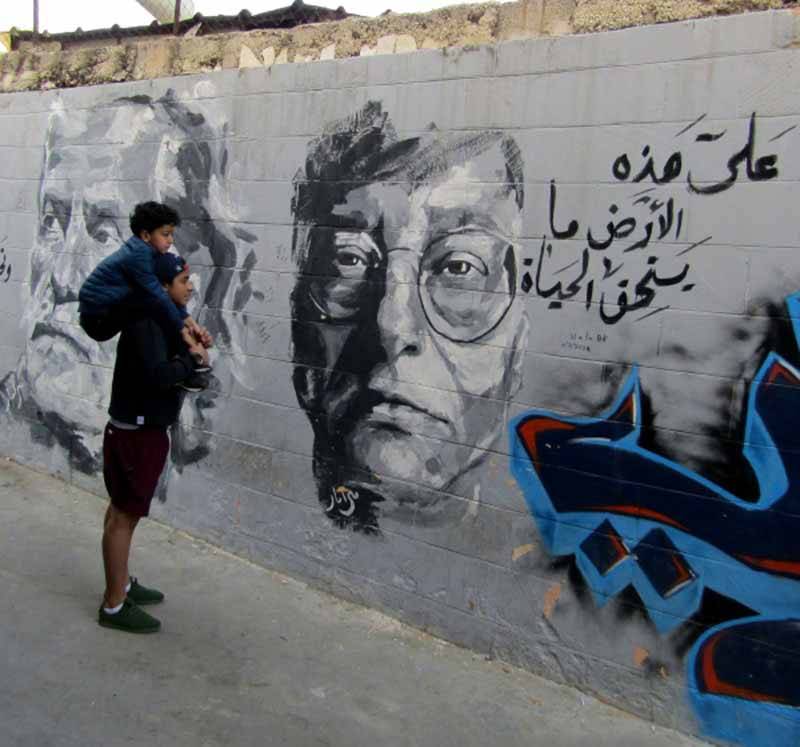 الدخول الى التاريخ بأقدام الآخرين