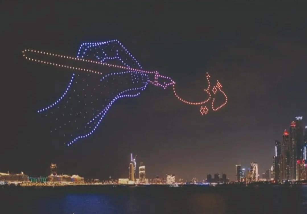 طائرات "درون" ترسم اسم دبي في سمائها