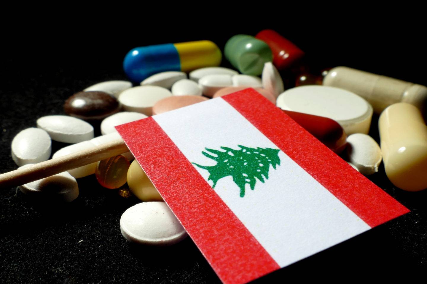 اللبناني بين مطرقة محتكري الادوية وسندان الدولار