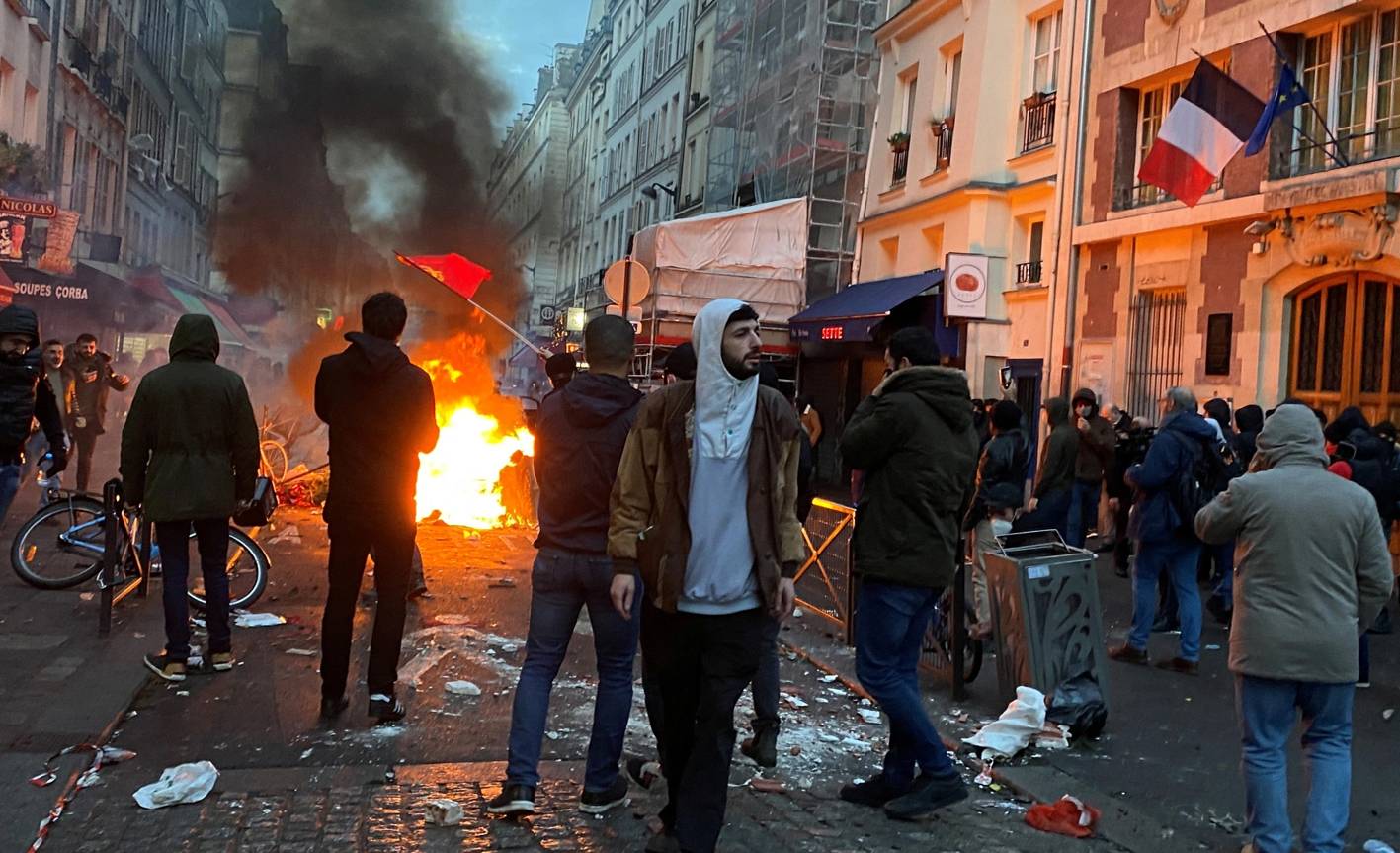 قتلى وجرحى في اطلاق نار وسط باريس والدوافع عنصرية