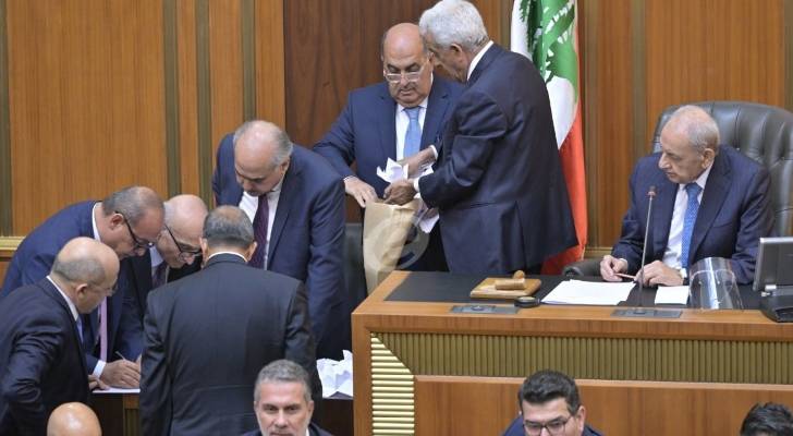 بعد نصيحة غربيّة للقيادات بالذهاب الى صيغة وفاق رئاسيّة
هل يجدد بري الدعوة مجدداً للحوار أم يكتفي بالجلسات الإنتخابيّة ؟