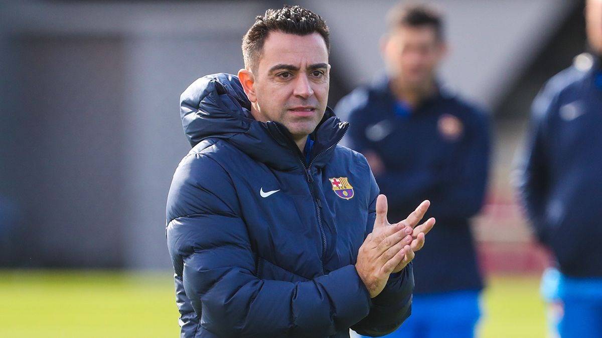 تشافي يعاقب لاعبي برشلونة بعد التعادل مع اسبانيول