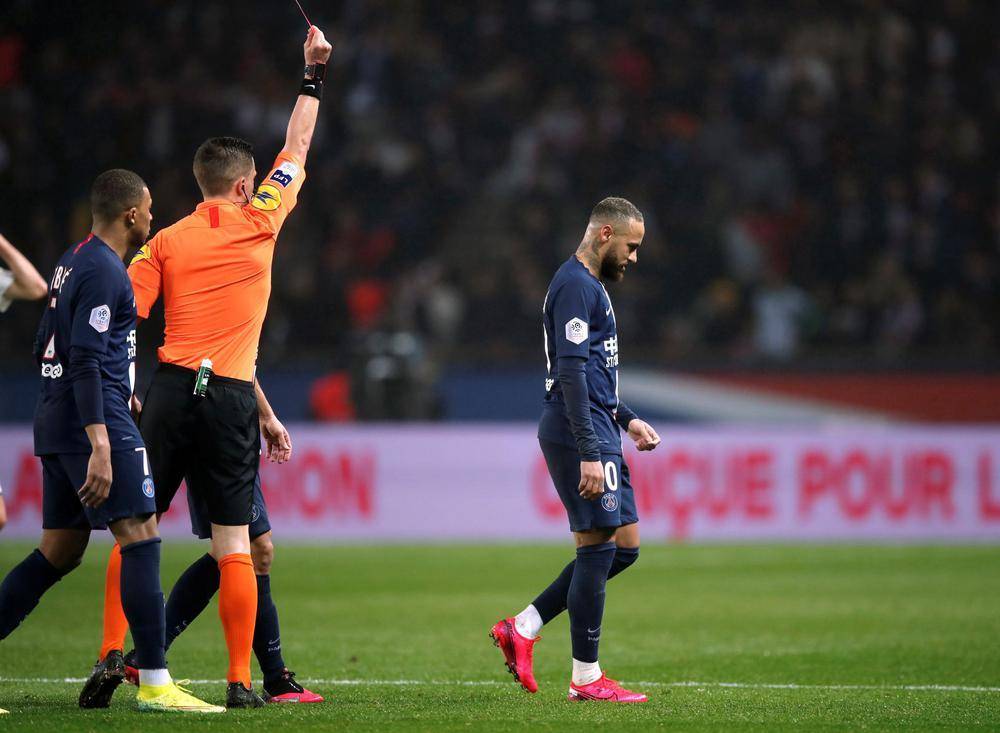 هل تعمّد نيمار الطرد خلال مباراة سان جيرمان وستراسبورغ في الدوري الفرنسي؟
